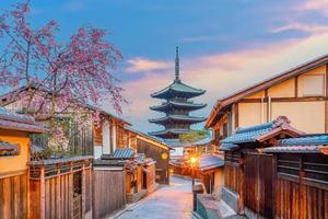 vecchio cittadina kyoto durante sakura stagione nel Giappone foto