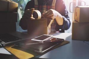 donna d'affari start up piccolo imprenditore sme successo .freelance donna che lavora a casa con consegna pacchi online. concetto di consegna per piccole e medie imprese foto