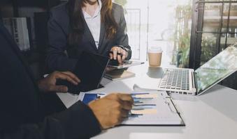 riunione del team aziendale a conferenza, collaborazione per discutere di lavoro, analisi con dati finanziari e progetto di strategia aziendale di marketing, presentazione e brainstorming per trarre profitto dall'azienda foto