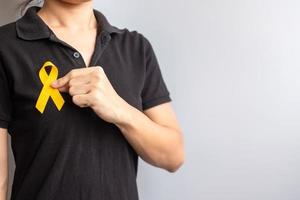 giornata di prevenzione del suicidio, infanzia, sarcoma, mese di sensibilizzazione sul cancro alle ossa e alla vescica, nastro giallo per sostenere la vita e la malattia delle persone. concetto di assistenza sanitaria per bambini e giornata mondiale del cancro foto