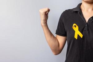 giornata di prevenzione del suicidio, infanzia, sarcoma, mese di sensibilizzazione sul cancro alle ossa e alla vescica, nastro giallo per sostenere la vita e la malattia delle persone. concetto di assistenza sanitaria per bambini e giornata mondiale del cancro foto