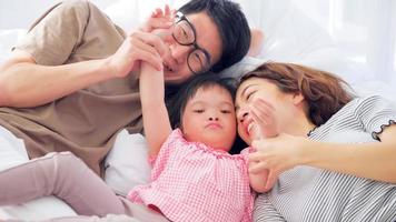 contento famiglia con madre, padre e Disabilitato figlia la spesa tempo insieme a casa. foto