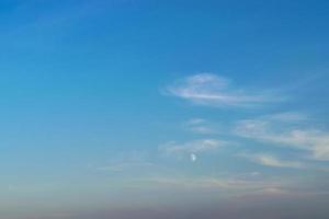 drammatico blu cielo con Luna e leggero nuvole a Alba volta. foto