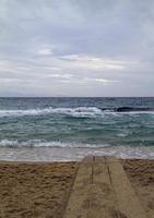 di legno sentiero per il mare su un' nuvoloso giorno foto