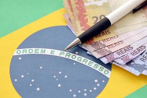 penna con brasiliano i soldi fatture su vuoto di lotteria gioco. concetto di fortuna e gioco d'azzardo nel brasile foto