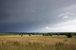 paesaggio con maestoso bellissimo drammatico cielo pre-minaccioso. cielo nuvoloso foto