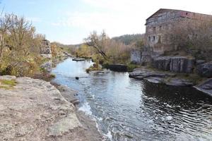 roccioso banca, montagna paesaggio. Visualizza di montagna fiume nel presto primavera. natura paesaggio, natura selvaggia. tikich fiume foto