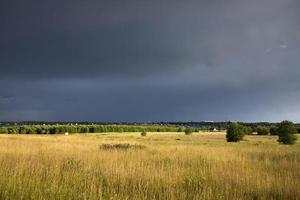 paesaggio con maestoso bellissimo drammatico cielo pre-minaccioso. cielo nuvoloso foto