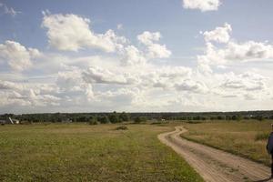 strada di sabbia nel campo foto