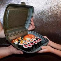 set di deliziosi involtini di sushi con wassabi e zenzero in una scatola. cibo giapponese. foto