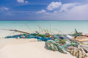 rovesciato spazzatura su il spiaggia di il grande città. vuoto Usato sporco plastica bottiglie. sporco mare sabbioso riva il nero mare. ambientale inquinamento. ecologico problema. bokeh in movimento onde nel il sfondo foto