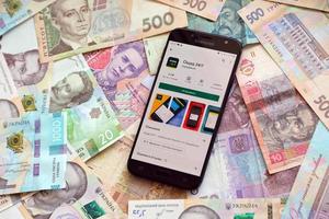 banca di oschad bancario App su smartphone schermo. banca di oschad è importante commerciale banca nel Ucraina foto