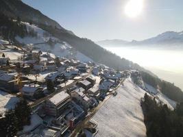 nebbioso Visualizza con sole su tavolato foto