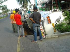 padang, Indonesia, 2021 - camion incidente, in il fosso foto