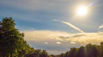 paesaggio con maestoso bellissimo drammatico cielo pre-minaccioso. cielo nuvoloso foto