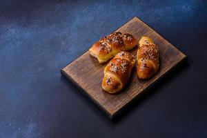 delizioso fatti in casa pasticcini con albicocca marmellata cosparso con sesamo semi foto