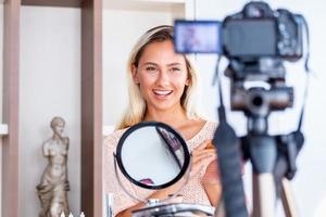 giovane bellissimo bionda donna professionale bellezza vlogger o blogger registrazione rendere su lezione per Condividere su sociale media foto