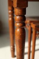 lavorato di legno gambe di sedia e tavolo nel casa interno foto