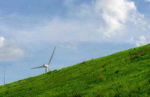 energia eolica. energia eolica. energia sostenibile e rinnovabile. le turbine eoliche generano elettricità. fattoria del mulino a vento su una montagna con cielo blu. tecnologia verde. risorsa rinnovabile. sviluppo sostenibile. foto