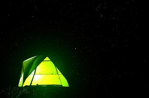 campeggio verde tenda nel foresta a notte e stella sfondo foto