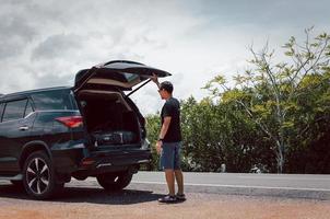 uomo stampa pulsante chiusura indietro porta di auto veicolo. foto