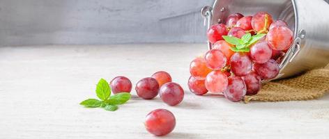 fresco rosso uva nel un' piccolo inossidabile acciaio secchio per preparare per vinificazione. foto