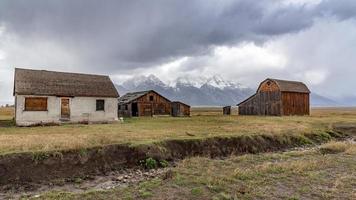 Wyoming, Stati Uniti d'America. Visualizza di abbandonati edifici a mormone riga vicino jackson Wyoming foto