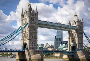 Londra, UK. Torre ponte spanning il fiume Tamigi foto