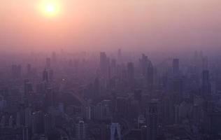 Shanghai nella nebbia - una vista dall'alto