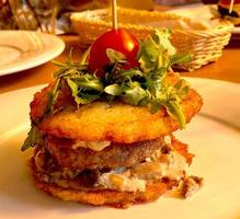 hamburger drinker fatto a partire dal Patata Pancakes, con cotoletta, rucola, formaggio, pomodoro. creativo cibo. foto