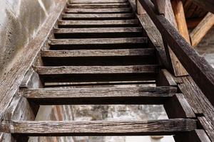 vecchio rustico di legno scala frammento, all'aperto. selettivo messa a fuoco foto