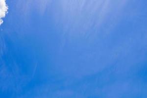 blu cielo sfondo con piccolo nuvole nel panoramico Visualizza. foto