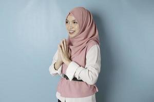 ritratto giovane bellissimo musulmano donna indossare un' rosa hijab. eid mubarak saluto foto