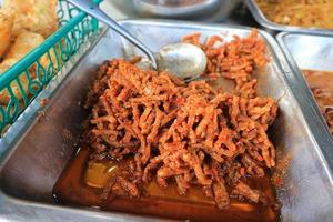 tradizionale cibo nel un' ristorante alias warteg o warung tegal. tradizionale culinario menù di Indonesia. indonesiano cibo nel un' cibo stalla. gustoso cucina di Indonesia foto