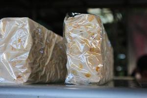 tempe o tempeh avvolto nel transparant plastica o smoetimes Banana foglie, è un' indonesiano tradizionale cibo.fatto di fermentato soia fagioli. foto