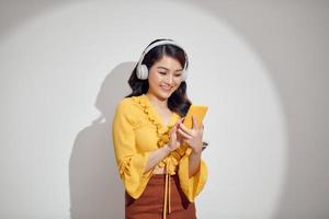 asiatico donne ascoltando per musica foto