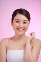 sorridente giovane asiatico donna soddisfatto con sua naturale bellezza foto