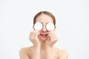 ritratto di un' contento donna copertura occhi con rendere su rimozione pastiglie foto
