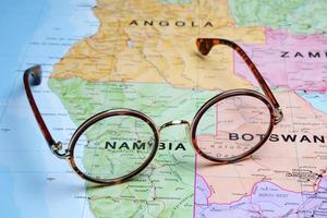 occhiali su una mappa - windhoek foto