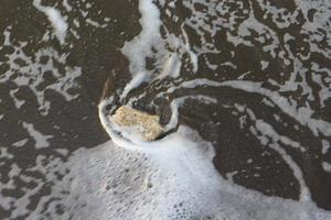 morbida onda dell'oceano blu sulla spiaggia sabbiosa. sfondo. foto