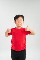 giovane asiatico ragazzo mostrando pollice isoalto su bianca sfondo. foto