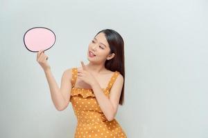 giovane asiatico donna mostrare testo scatola, discorso bolla foto