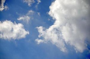 blu cielo con nuvole sfondo e struttura. foto