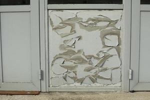 volante dipingere. danneggiato superficie di porta. grigio dipingere ha invecchiato. foto