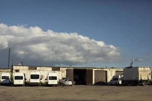 box auto per trasporto. autobus parcheggio. industriale zona con privato macchine. foto