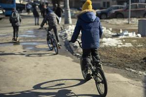 bambino su bicicletta. bambino cavalcata in giro cittadina. foto