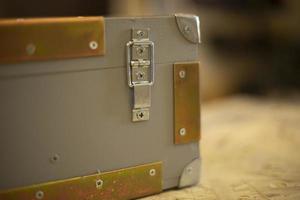 militare scatola è nel dettaglio. serratura su cassetto. di legno coperchio fermo. foto