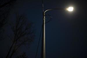 strada illuminazione. lampada su polo. foto