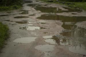 pozzanghera nel strada. strada nel pozzi nel Russia. è sporco strada. strada è nel pioggia. dettagli di campagna. foto