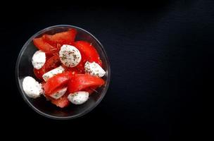 caprese insalata su un' nero sfondo. foto